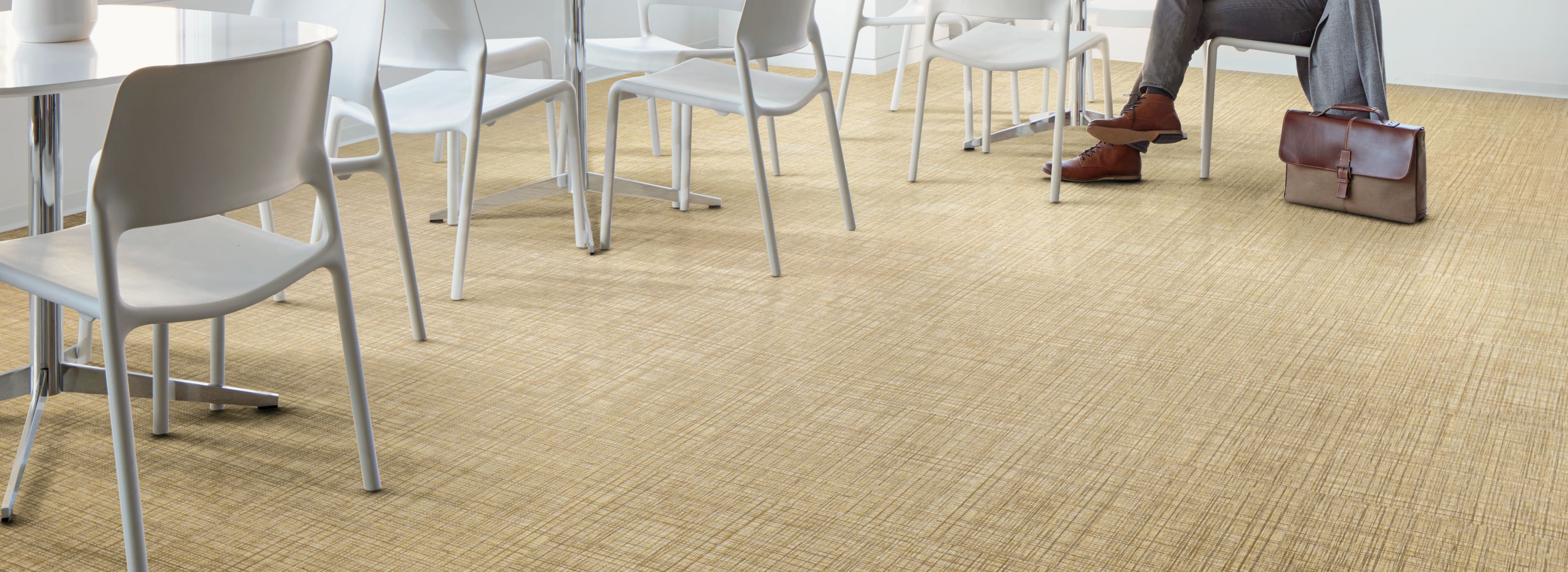 Interface Native Fabric LVT in office common area with tables and chairs afbeeldingnummer 1